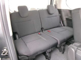 足元広々ゆったり乗れます。後席がシートスライドします。