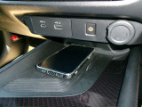 ワイヤレス充電器(メーカーオプション)。Qi規格対応スマートフォンの充電器を、センターコンソールに装備。USBコードを接続することなく、手軽に充電出来ます