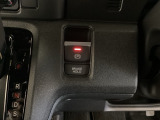 セレクトレバーの右に電子制御パーキングブレーキがあります。スイッチひとつで、停車した地点の傾斜などをシステムが検知・判断してブレーキ力を自動的に最適制御し、しっかり停車できるパーキングシステムです。