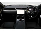 スポーティな3スポークステアリングとクリケットボールをイメージしたJAGUAR DRIVE SELECTORで優雅なドライブをお楽しみください。