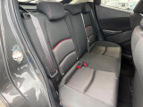 後部座席も気になるようなキズ・汚れやへたり等、大きなダメージはなく、良好な状態です。
