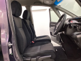 女性でも運転がしやすいように、シートの高さ調整機能(シートリフター)がついています。広い足元にゆったり座れるシートには肘掛も装備しており長距離の運転でも疲れにくいシートです。