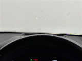 【ヘッドアップディスプレイ】フロントウインドウガラスに運転支援システムの作動状況やナビゲーションの案内表示など、走行に関するさまざまな情報を表示できます。(表示内容は車種により異なります)