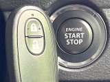 【キーレススタートシステム】カバンやポケットに入れたままでもドアの施錠・解錠が可能なスマートキーを装備。エンジンのオン・オフ時もカギを取り出す必要が無いからとっても便利です♪