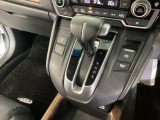 自然に手が届き、操作性の良いインパネシフトに、パーキングブレーキは、フットブレーキタイプなので、運転席と助手席の間はすっきりしています。