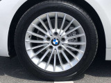 BMW純正17インチホイール。洗練されたデザインで、足元の個性を引き立てます。