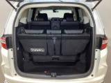 トランクの床は底が深く大きな収納スペースがあり、3列目シートはそこに収納できるようになっています。開口部も広く荷物の積み下ろしもしやすいお車となっております。