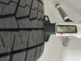 冬タイヤの残り溝は7.4mmです。スリップラインからは5.7mmとなっております。