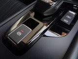 パーキングブレーキは信号待ちなどでブレーキペダルを踏んで停車した後、ブレーキペダルから足を離しても車がそのまま停止状態を維持できるオートホールド機能付き