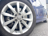 ●17インチアルミホイール:輸入車ならではの卓越した走りを支えるホイールと足回りです!日本車の走りに慣れている方にもぜひ体感して頂きたいほど、高いレベルでまとまっています!