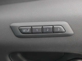 ポジションメモリー付シートです。シートやステアリング、ドアミラーの位置を記録しておくことが出来るのでご家族や複数の方で車を乗られる方には便利な機能です。