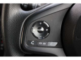 ハンドル左部分でオーディオ操作が可能です。運転中でも目線をずらさずに運転に集中できます。