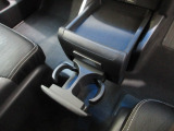 運転席からも助手席からも使いやすい位置にドリンクホルダーを配置しています。