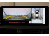 車両を上から見たような映像表示するパノラミックビューモニター付き!