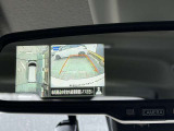 アラウンドビューモニターの映像はルームミラーに内蔵のモニターでも確認できます。