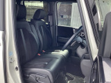 フロントシートはベンチシートです。ベンチシ―トは運転席と助手席の移動もスムーズ!狭い駐車場での乗り降りに便利です。シートの間にコンソールボックスやドリンクホルダーがないため、車内空間も広く感じます