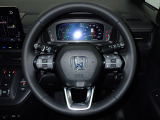 ハンドル左側にはオーディオ操作が出来るオーディオリモートコントロールスイッチ、右側にはHonda SENSINGとオートクルーズコントロールのスイッチを装備!