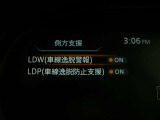 車線逸脱警報は、走行車線から逸脱しそうな場合にメーター内の警告灯とブザーで危険回避を知らせてくれる安全機能です♪