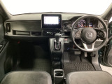 車内は光触媒抗菌消臭施工済です。インパネ周りはスタイリッシュなデザインです。グローブボックスやカップホルダーのほかにトレーなどたくさんの収納スペースが付いています。