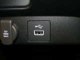 USBポートも装備されています、スマートフォンの充電やオーディオに連携も可能です、今や欠かせない装備の一つです!