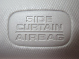 サイドカーテンエアバックシステムは、側面衝突時に大人から子供までさまざまな体格の乗員の頭部や頚部を広範囲で保護。特にセンターピラーへの頭部衝突を防ぐ展開性能を実現しています。