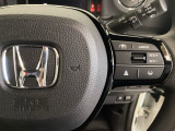ハンドルにHondaセンシング系のクルーズコントロールやレーンキープアシストなどの操作スイッチが装備されています。ハンドルから手を離さず安全に操作できます。