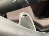 【パドルシフト】ハンドルから手を離さずに素早くシフトアップ&ダウンができるので、エンジンブレーキを使う下り坂や高速道路の合流で加速したい場面で役立ちます。