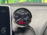 【Pivotブーストメーター】コックピットのスポーティさも増す人気の装備。車両から得られる情報も増え、走りに必要な情報が一目で分かります。