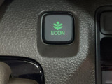 ECON モードをON にするとアクセルペダルの動きに対するエンジンの反応とエアコンの制御を切り換えることで、燃費のいい運転をするドライバーがペダルを踏んだ時と同じようにエンジンを制御します。