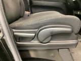 シートハイトアジャスターが付いているので運転姿勢を調整するのに便利ですね。身長に合ったシートポジションは安全運転や疲労軽減にもつながります。