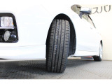 タイヤサイズは、225/45R18。応答性に優れた足回り。ノーマルタイヤ新品交換いたしました。