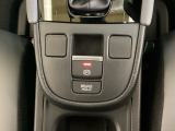 セレクトレバーの下に電子制御パーキングブレーキがあります。スイッチひとつで、停車した地点の傾斜などをシステムが検知・判断してブレーキ力を自動的に最適制御し、しっかり停車できるパーキングシステムです。