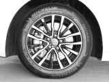 アルミホイールは16インチを装備 ダイヤモンドカットのシルバーとグロッシーブラックのコントラストが美しいホイールです