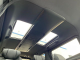【左右独立ムーンルーフ】2列目左右席にそれぞれ配置されたガラスルーフ!日差しに合わせて片側だけシェードを閉めることも可能です!