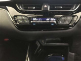 左右独立温度コントロールフルオートエアコンです。運転席、助手席それぞれで独立して温度設定ができます。冷え性の方が乗っても安心ですね♪