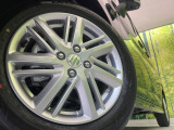 【純正15インチアルミホイール】外観にマッチした純正アルミホイールを装着しております。各種社外アルミホイールや、スタッドレスタイヤも取扱いしております。是非ご相談ください♪