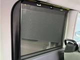 ロール式シェードが出てきます!車内の温度を安定して保てます♪強い日差しもシャツトダウンしてくれます☆