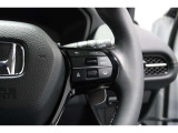 Hondaセンシングの機能のひとつ、アダプティブクルーズコントロール付!アクセルから足を離しても設定したスピードと前車との車間を保ち走行してくれます!車線維持もアシスト☆高速道路で疲労軽減ですね☆