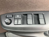全席パワーウインドです。ドアミラーの格納調整も行えます!