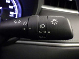【オートライト】車外の明るさに応じて、自動的にライトの点灯・消灯をしてくれます。