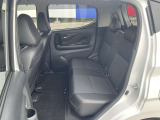 後席もきれいにクリーニングされています。足元のスペースもこれだけ広ければ一緒に乗っている人もゆったりお乗りいただけそうです。