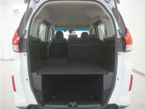 2列目シートは左右独立で倒すことができます。3人乗車状態でより多くの荷物を積むことができます。