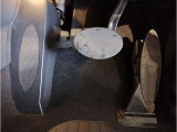 【ペダル】BMWはオルガン式アクセルペダルを採用しています。踏み込む足とペダルが同じ軌跡を描くため、かかとがずれにくく、アクセルコントロールがよりしやすくなるメリットがあります。