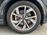 20インチ純正アルミホイール装備 全車両に標準装備の純正アルミホイールは、純正ならではのバランスの良いデザインと、走行安定性をお楽しみ頂けます。