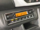【オートエアコン】一度お好みの温度に設定すれば、車内の温度を検知し風量や温度を自動で調整。暑い&hellip;寒い&hellip;と何度もスイッチ操作をする必要はありません。快適な車内空間には必須の機能ですね♪