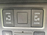 【両側パワースライドドア】スマートキーや運転席のスイッチで後席両側スライドドアの開閉が可能♪電動だから力を入れてドアを開ける必要が無く、小さなお子様でも簡単に開け閉めでき快適です♪