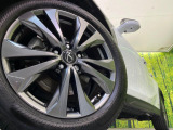 【純正18インチアルミホイール】外観にマッチした純正アルミホイールを装着しております。各種社外アルミホイールや、スタッドレスタイヤも取扱いしております。是非ご相談ください♪