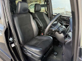 運転席の画像です。十分なスペースがあり、ゆったりした状態で運転していただけます♪