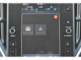 Apple CarPlay/Android Autoに対応しスマートフォンにインストールされているアプリを大画面に表示して使用できるほか、音声認識による操作も可能です。