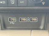 USBがついているのでスマホによる音楽再生や長距離ドライブでバッテリーの残量が減ってしまった時、移動時間に車内で充電することができるのでとても便利です。